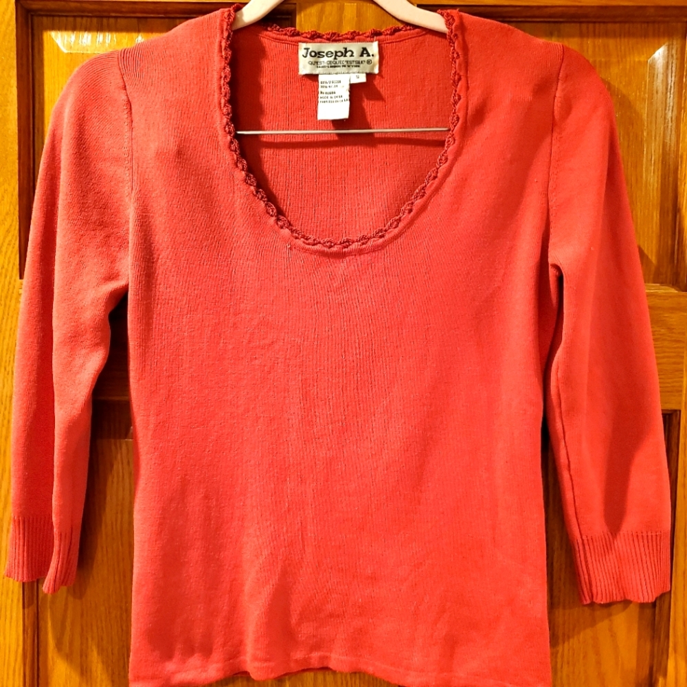 Crew/scoop neck top
